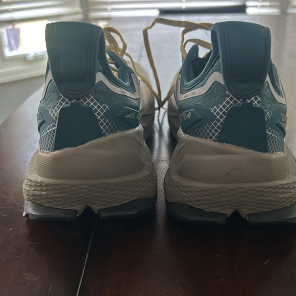 Men’s Altra Olympus 5 in size 10 lightly used but excellent condition - Picture 3 of 4